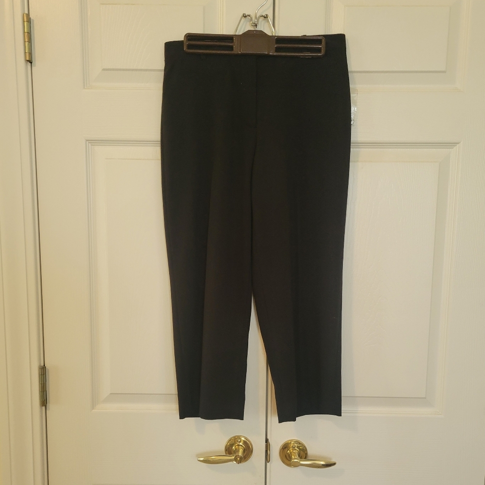 CROFT AND BARROW STRETCH PANTS. BLACK. CROPPED. NEW WITH TAGS. SIZE 6.